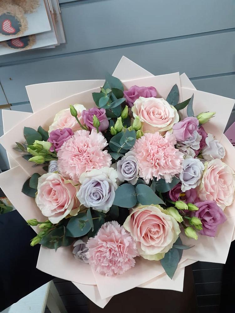 Букет цветов из: Розы, Гвоздики и Лизиантусы в Торгашино